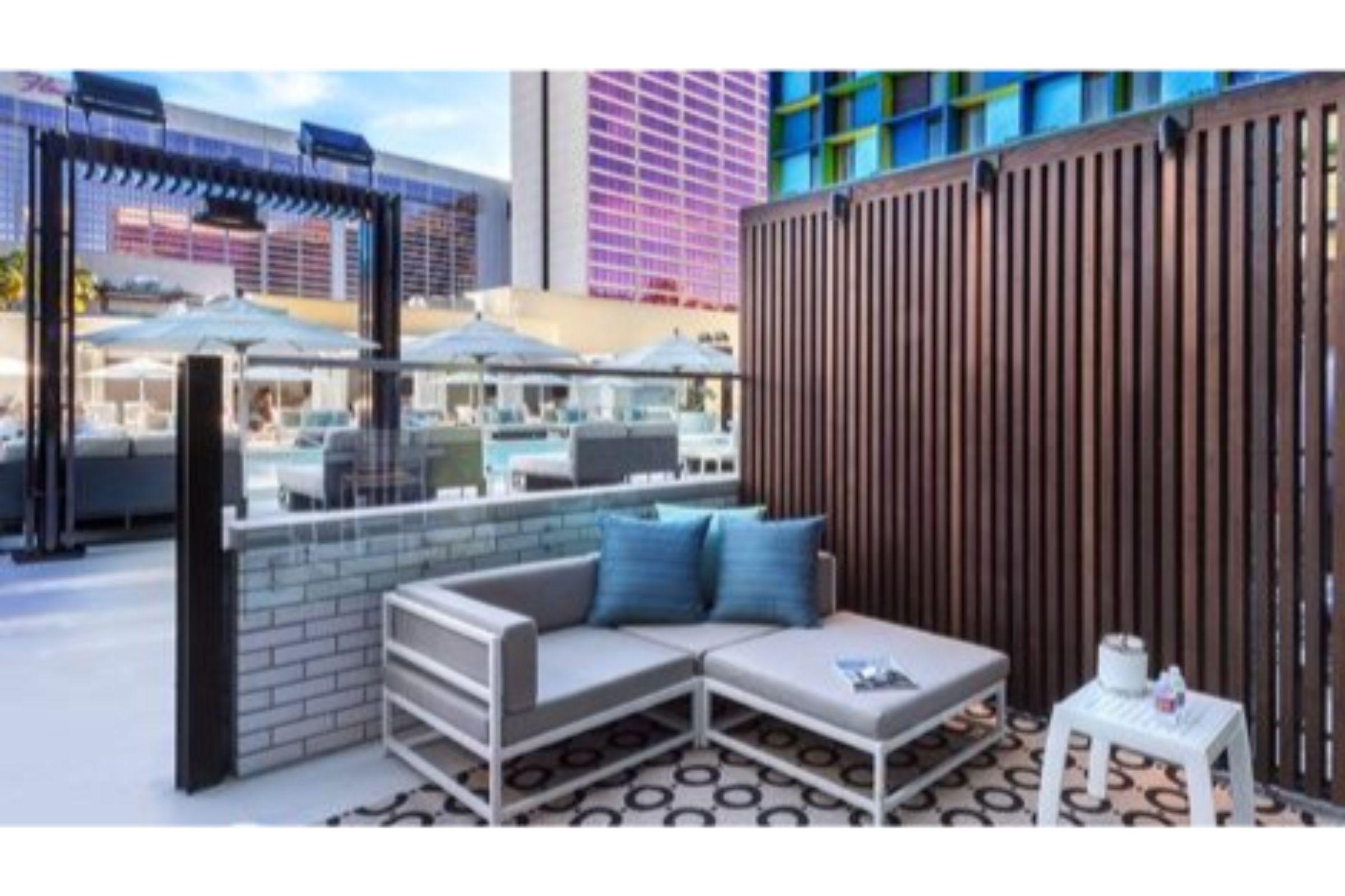 The Linq Hotel And Casino Las Vegas Esterno foto A patio furniture set on a balcony