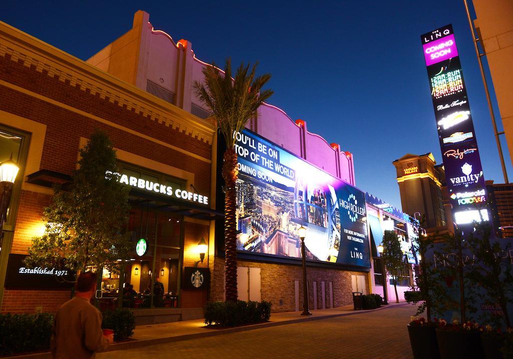 The Linq Hotel And Casino Las Vegas Esterno foto The L'Azzura shopping mall in Las Vegas