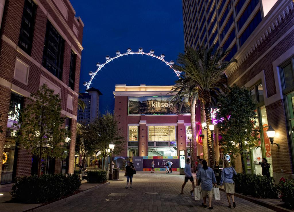 The Linq Hotel And Casino Las Vegas Esterno foto The strip at night