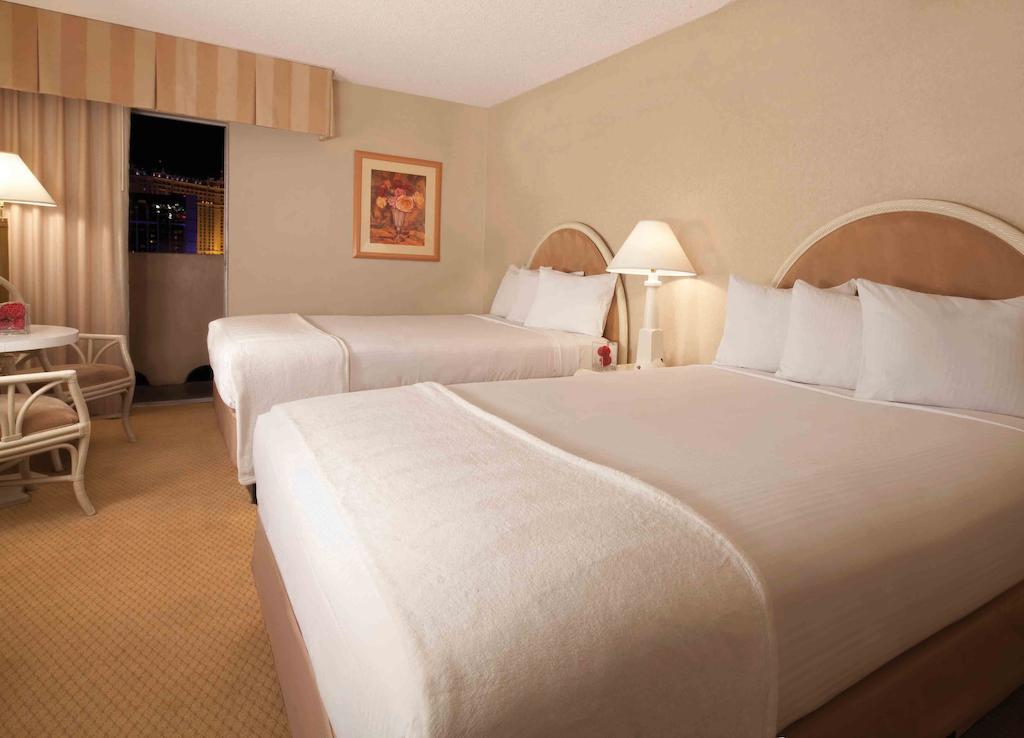The Linq Hotel And Casino Las Vegas Esterno foto Two queen beds in a room at Caesars